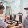 Bác sỹ Bệnh viện Nguyễn Tri Phương Thành phố Hồ Chí Minh xem kết quả chẩn đoán hình ảnh của bệnh nhân trên máy tính. (Ảnh: Đinh Hằng/TTXVN)