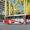 Du khách tàu biển Noordam lên xe ôtô đi tham quan thành phố Đà Nẵng. (Ảnh: TTXVN phát)