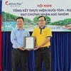 Ông Trần Phương Đại, Giám đốc kinh doanh Bureau Veritas Vietnam (BV) trao Chứng nhận ASC nhóm cho ông Lâm Thái Xuyên (phải), Giám đốc Công ty trách nhiệm hữu hạn Xã hội tôm chứng nhận Minh Phú. (Ảnh: Kim Há/TTXVN)