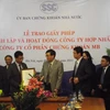 SSC trao Giấy phép hợp nhất hai Công ty Chứng khoán MB và Công ty Chứng khoán VIT. (Ảnh: Vietnam+)