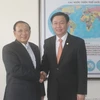 Trưởng Ban Kinh tế Trung ương Vương Đình Huệ làm việc với Bộ trưởng Bộ Tài chính Lào Liane Thy-keo. (Ảnh: Thanh Liêm)