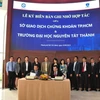 Sở Giao dịch Chứng khoán Thành phố Hồ Chí Minh ký kết MoU với Trường đại học Nguyễn Tất Thành, ngày 18/8. (Ảnh: HoSE)