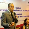 Tiến sỹ Stefan Hajkowicz trình bày tại Hội thảo “Xu thế toàn cầu và các tác động tới Việt Nam,” ngày 18/8. (Ảnh: TTXVN)