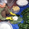 Làng nghề gói bánh chưng truyền thống Tranh Khúc, (Ảnh: TTXVN)