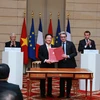 Tập đoàn T&T và Tập đoàn Bouygues - Pháp ký kết biên bản ghi nhớ hợp tác về Dự án Đường sắt đô thị số 3 dưới sự chứng kiến của Tổng Bí thư Nguyễn Phú Trọng và Tổng thống Cộng hòa Pháp Emmanuel Macron. (Ảnh: BTC)