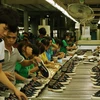 Công nhân sản xuất giày xuất khẩu tại một nhà máy ở Hà Nội. (Nguồn: TTXVN) 