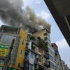 Đám khói ngút cao bốc lên từ tòa nhà. (Ảnh: Minh Sơn/Vietnam+)