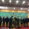 Bộ trưởng Bộ Tài chính Đinh Tiến Dũng đánh cồng khai trương thị trường chứng khoán năm 2019. (Ảnh: PV/Vietnam+)