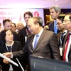 Thủ tướng Nguyễn Xuân Phúc tham Triển lãm “Công nghệ năng lượng mới” tại Diễn đàn Kinh tế Việt Nam năm 2019. (Ảnh: Vietnam+)