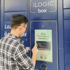 Nhận hàng tự động qua tủ khóa thông minh, người tiêu dùng sẽ chủ động nhận hàng mà không cần tiếp xúc với nhân viên giao hàng hay người bán hàng. (Ảnh: CTV/Vietnam+)