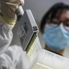 Kỹ thuật viên thử nghiệm vaccine phòng COVID-19 tại phòng thí nghiệm ở Bắc Kinh, Trung Quốc, ngày 16/3. (Ảnh: THX/TTXVN)