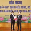 Thứ trưởng Võ Thành Hưng trao Quyết định điều động, bổ nhiệm Tổng Giám đốc Kho bạc Nhà nước đối với ông Trần Quân, ngày 10/8. (Ảnh: BTC)