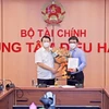 Thứ trưởng Nguyễn Đức Chi trao Quyết định bổ nhiệm Cục trưởng Cục Quản lý, giám sát bảo hiểm. (Ảnh: BTC)