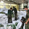 Lực lượng quân đội chuẩn bị lương thực để phát cho người dân trong khu vực bị phong tỏa. (Ảnh: TTXVN phát)