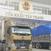 Xuất nhập khẩu hàng hóa tại cửa khẩu Tân Thanh, Lạng Sơn. (Ảnh: Vietnam+)