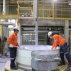 Kiểm tra sản phẩm tinh quặng tại Nhà máy chế biến khoáng sản Núi Pháo của Công ty Cổ phần tài nguyên Masan. (Ảnh: Hoàng Nguyên/TTXVN)