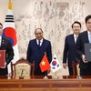 Thứ trưởng Bộ Tài chính Cao Anh Tuấn và Cao ủy Hải quan Hàn Quốc Yoon Taesik đã ký Nghị định thư sửa đổi Hiệp định giữa Chính phủ Cộng hòa xã hội chủ nghĩa Việt Nam và Chính phủ Hàn Quốc về hợp tác và hỗ trợ lẫn nhau trong lĩnh vực hải quan. (Ảnh: BTC)