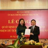 Bộ trưởng Bộ Tài chính Hồ Đức Phớc trao quyết định bổ nhiệm Chủ tịch Ủy ban Chứng khoán Nhà nước đối với bà Vũ Thị Chân Phương. (Ảnh: Vietnam+)