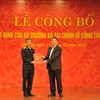 Thứ trưởng Bộ Tài Cao Anh Tuấn trao Quyết định bổ nhiệm Quyền Tổng cục trưởng Tổng cục Thuế cho ông Mai Xuân Thành. (Ảnh: Vietnam+)