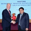 Bộ trưởng Nguyễn Chí Dũng trao quà lưu niệm cho ông Ted Osius, Chủ tịch Hội đồng USABC. (Ảnh: CTV/Vietnam+)
