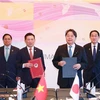 Bộ trưởng Bộ Tài chính Việt Nam Hồ Đức Phớc và Bộ trưởng Bộ Ngoại giao Nhật Bản Hayashi Yoshimasa ký kết các văn kiện hợp tác dưới sự chứng kiến của Thủ tướng Phạm Minh Chính và Thủ tướng Kishida Fumio. (Ảnh: CTV/Vietnam+)