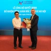 Ông Nguyễn Thành Long Chủ tịch Hội đồng thành viên Sở giao dịch Chứng khoán Việt Nam đã trao các Quyết định bổ nhiệm Tổng Giám đốc của HNX. (Ảnh: Vietnam+)