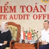 Tổng Kiểm toán Nhà nước Ngô Văn Tuấn tiếp xã giao Chủ tịch Ủy ban Kiểm toán Indonesia Isma Yatun. (Ảnh: PV/Vietnam+)