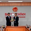 Thứ trưởng Bộ Tài chính Võ Thành Hưng đã tiếp và làm việc với ông Li Kouqing, Giám đốc Văn phòng Nghiên cứu kinh tế vĩ mô ASEAN+3. (Ảnh: BTC/Vietnam+)