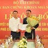 Thứ trưởng Bộ Tài chính Nguyễn Đức Chi trao Quyết định bổ nhiệm ông Bùi Hoàng Hải giữ chức vụ Phó Chủ tịch Ủy ban Chứng khoán Nhà nước. (Ảnh: TT&QHCC)