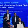 Lễ trao Biên bản ghi nhớ hợp tác (MOU) giữa NIC và Qorvo diễn ra dưới sự chứng kiến của Bộ trưởng Nguyễn Chí Dũng và ông Bob Bruggeworth, Chủ tịch Tập đoàn Qorvo. (Ảnh: Vietnam+)