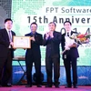  Thứ trưởng Bộ Thông tin và Truyền thông Nguyễn Minh Hồng trao bằng khen cho FPT Software. (Ảnh: T.H/Vietnam+)