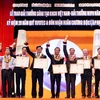 Trao giải thưởng cho các tập thể và cá nhân đoạt giải tại Hội thi năm 2012. (Ảnh: Vũ Sinh/TTXVN) 
