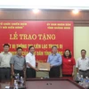 Tặng thiết bị thông tin liên lạc cho ngư dân vùng biển Quảng Ninh 