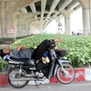 [Photo] Trốn nắng, người lao động ngủ trưa dưới gầm đường trên cao 