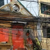Các loại dây cáp nhằng nhịt trên một con phố ở Hà Nội. (Ảnh: Nhật Anh/TTXVN)