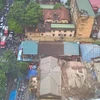 Ngôi nhà cổ bị đổ sập, nhìn từ trên cao. (Ảnh: CTV/Vietnam+)