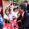 Tổng giám đốc Canon Việt Nam tặng quà cho học sinh Đông Mệt. (Nguồn: Canon)