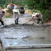 Xây dựng đường giao thông nông thôn ở một xã nghèo. (Nguồn: TTXVN)