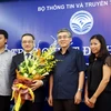 Ông Phan Tâm (cầm hoa) chính thức trở thành tân Thứ trưởng Bộ Thông tin và Truyền thông. (Ảnh: CTV/Vietnam+)
