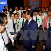 Thủ tướng gặp gỡ các nhà khoa học trẻ. (Nguồn: TTXVN)