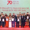 Nhóm phóng viên VietnamPlus vinh dự nhận giải C. (Ảnh: Doãn Tấn/TTXVN)