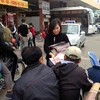 Tạp chí Ngày Nay được phát miễn phí tại bến xe Lương Yên, Hà Nội. (Ảnh: CTV/Vietnam+)