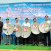 Đại diện Quỹ “Khí phách Đại Việt” trao tặng 20 đầu thu truyền hình số vệ tinh K+ cho các ngư dân ngư trường Hoàng Sa, Trường Sa.
