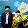 Lãnh đạo Viettel Telecom trao thưởng cho khách hàng trúng giải Đặc biệt. (Ảnh: T.H/Vietnam+)