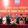 Bàn giao nhiệm vụ Bộ trưởng Bộ Thông tin và Truyền thông cho ông Trương Minh Tuấn. (Ảnh: T.H/Vietnam+)