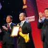 Bộ trưởng Trương Minh Tuấn và Chủ tịch Trương Gia Bình trao chứng nhận cho đại diện Viettel Telecom. (Ảnh: T.H/Vietnam+)