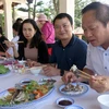 Bộ trưởng Trương Minh Tuấn vui vẻ ăn hải sản tại Quảng Bình vào trưa 30/4. (Ảnh: Trần Việt Đức)