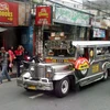 Cũng như xe buýt ở Việt Nam, Jeepney được lựa chọn để chở hành khách, một xe thông thường có thể chở mỗi bên 8 hành khách và 2 ghế cạnh lái xe. (Ảnh: T.H/Vietnam+)