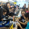 Nhiều khách hàng đã "tạm quên" cơn bão số 3 để đến trải nghiệm và mua Galaxy Note 7. (Ảnh: T.H/Vietnam+)