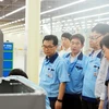 Lãnh đạo Samsung khảo sát doanh nghiệp tham gia chuỗi cung ứng. (Nguồn: Samsung)